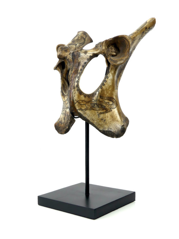 Masque en os gravé Dayak (3/4)