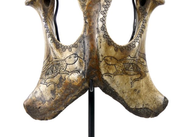 Masque en os gravé Dayak (détail face)