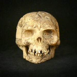 Crâne en bois ciselé Dayak (face)