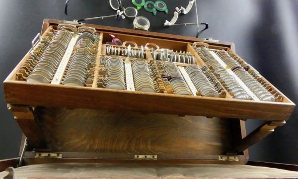 coffret ophtalmologie (incliné dessus)