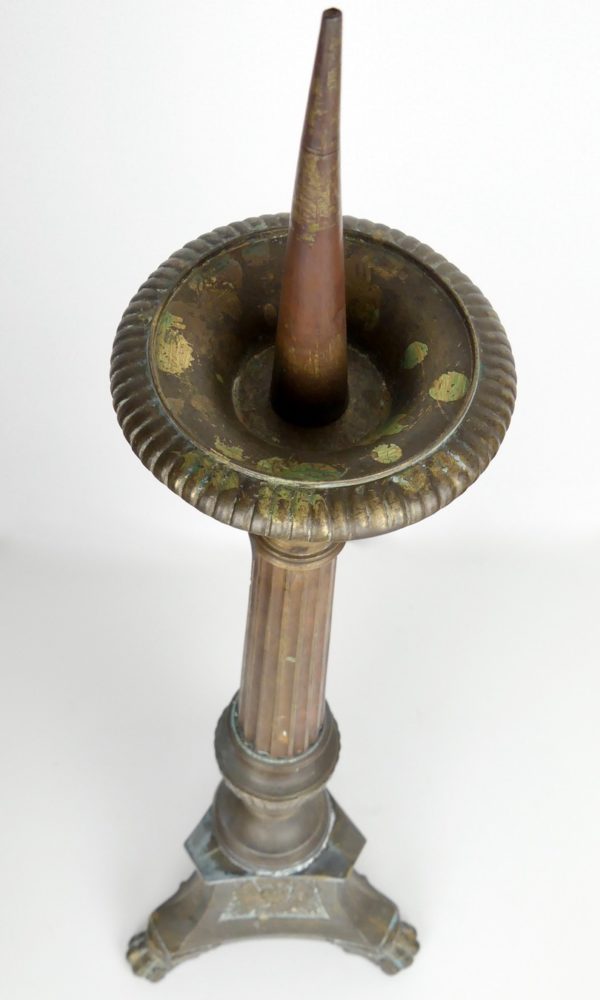 Grand pique-cierge en bronze (dessus)