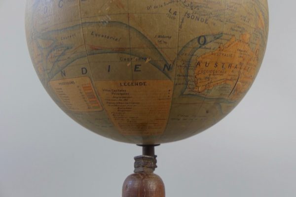 Globe terrestre de bureau ancien (légende)