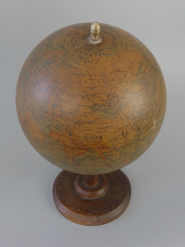 Globe terrestre de bureau ancien (dessus)
