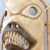 Grand masque Yupik Esprit grimaçant allongé blanc (détail 3/4)