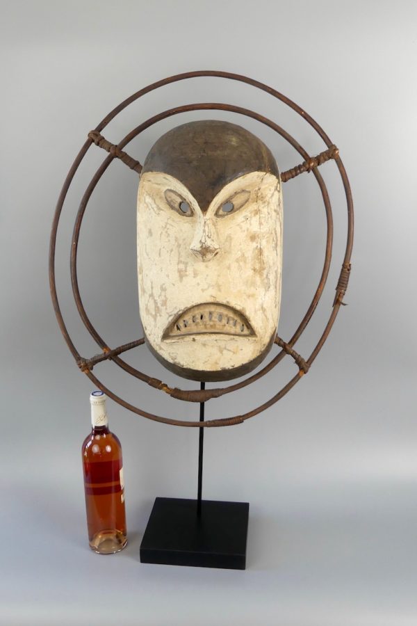 Grand masque Yupik Esprit grimaçant allongé blanc et noir (proportion)