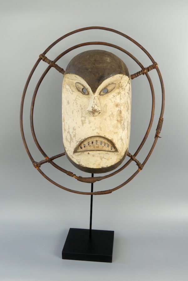 Grand masque Yupik Esprit grimaçant allongé blanc et noir (face)