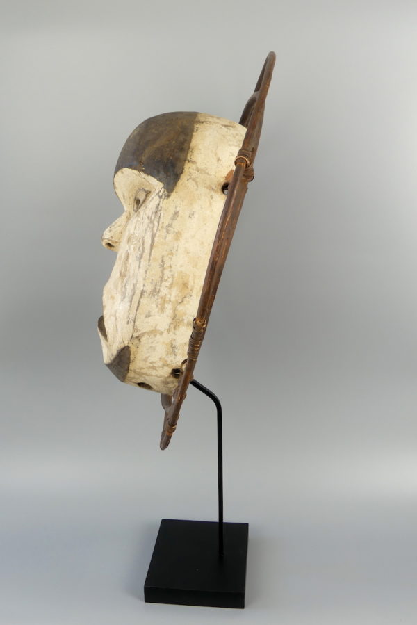 Grand masque Yupik Esprit grimaçant allongé blanc et noir (profil)