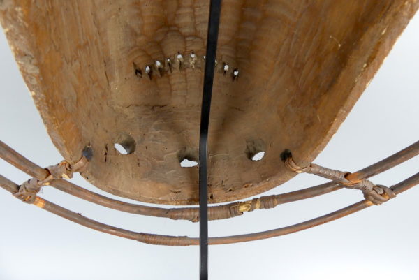 Grand masque Yupik Esprit grimaçant allongé blanc et noir (détail dos)