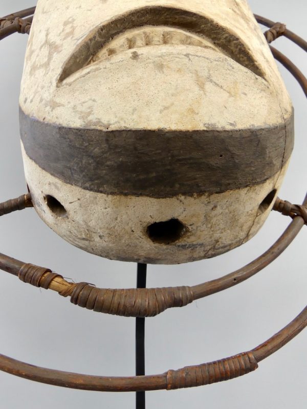 Grand masque Yupik Esprit grimaçant allongé blanc et noir (détail dessous)