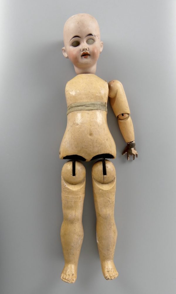 Poupée ancienne marquée K (face)