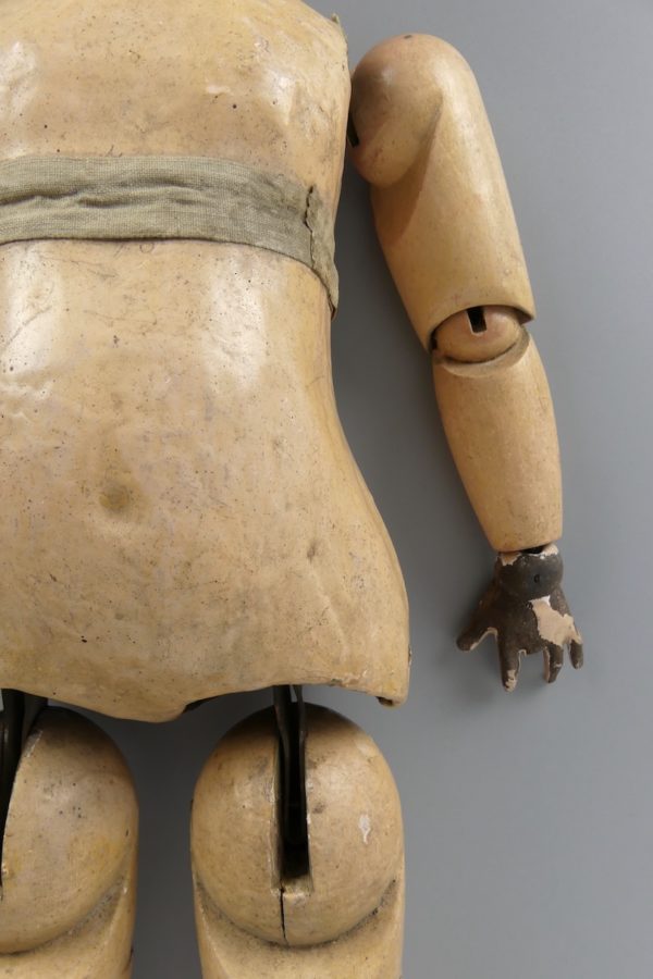 Poupée ancienne marquée K (détail)
