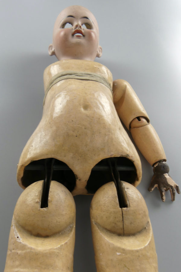 Poupée ancienne marquée K (détail 2)