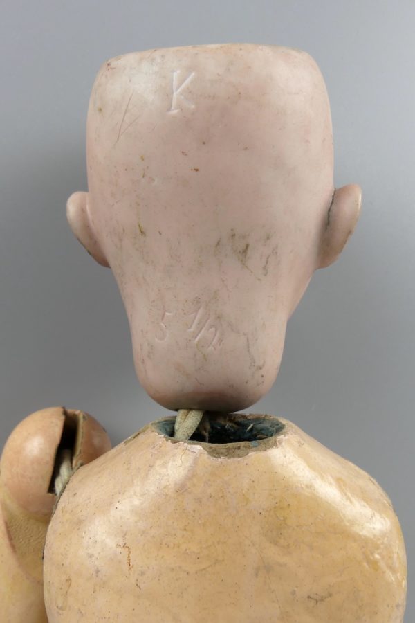 Poupée ancienne marquée K (détail dos)