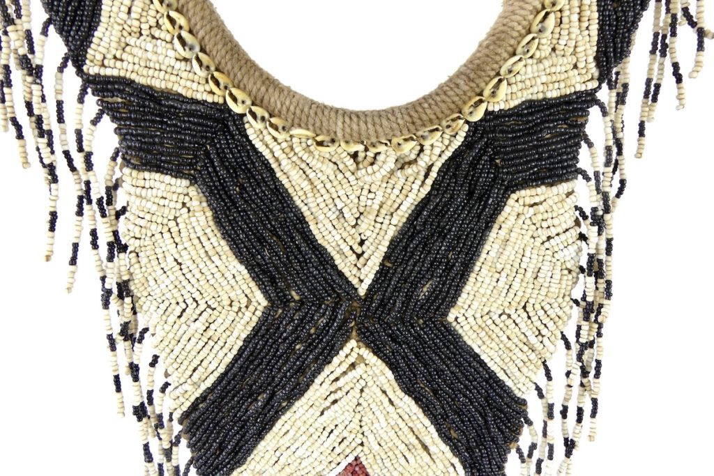 Collier papou de coquillages cauris, décoration tribale