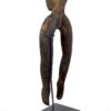 Statue anthropomorphe aux longs bras Bornéo (3/4 dos)