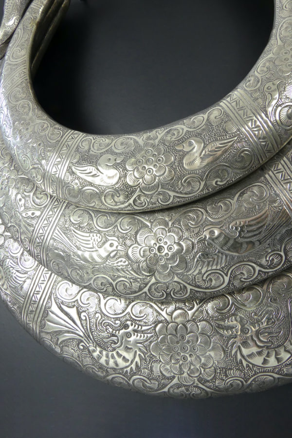 Grand collier Miao en métal argenté (détail 4)