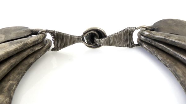 Grand collier Miao en métal argenté (détail dessous)