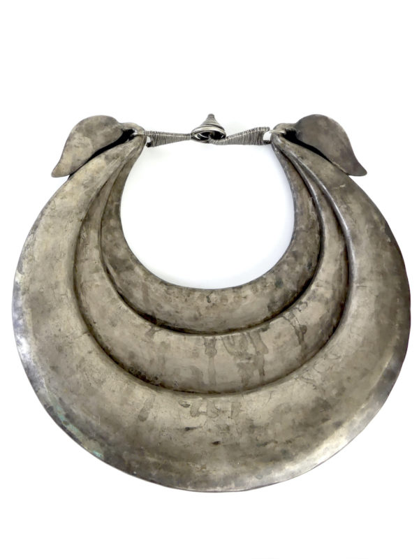 Grand collier Miao en métal argenté (dos)