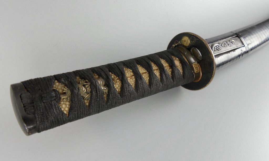 Tsuka: Manche D'épée Japonaise. Cordon En Peau De Raie Noire Et Cuir