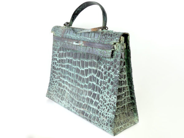 Grande sculpture sac Kelly en cuivre martelé (3/4)