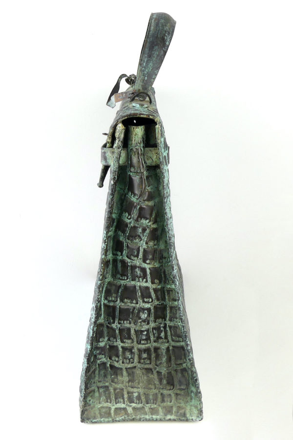 Grande sculpture sac Kelly en cuivre martelé (côté)