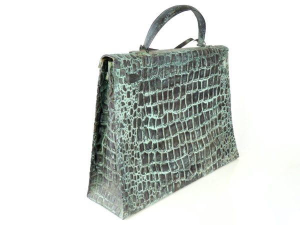 Grande sculpture sac Kelly en cuivre martelé (3/4 dos)