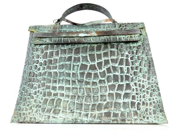 Grande sculpture sac Kelly en cuivre martelé (face-2)