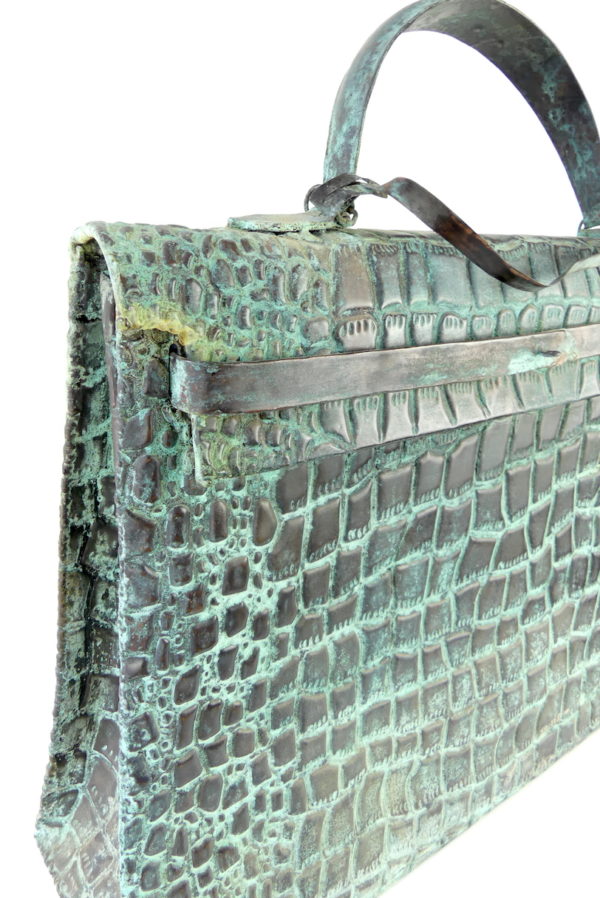 Grande sculpture sac Kelly en cuivre martelé (détail 3/4)