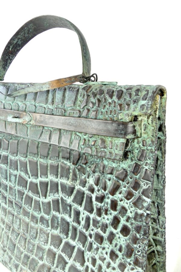 Grande sculpture sac Kelly en cuivre martelé (détail 3/4-2)