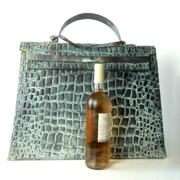 Grande sculpture sac Kelly en cuivre martelé (proportions)