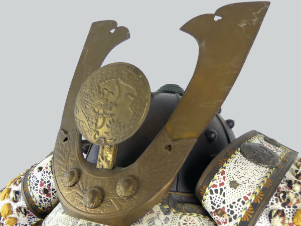 Armure de samouraï Yoroi laquée rouge (détail kabuto)