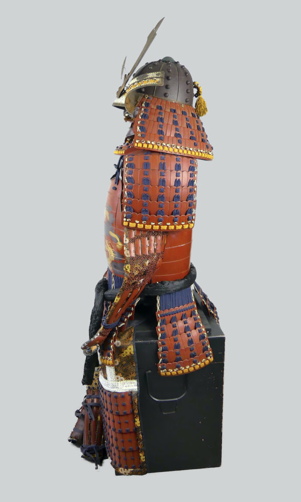 Armure de samouraï Yoroi laquée rouge (profil)