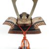 Kabuto de samouraï sur socle (face)