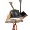 Kabuto de samouraï sur socle (3/4 dos)