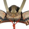 Kabuto de samouraï sur socle (détail face)