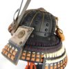 Kabuto de samouraï sur socle (détail profil)