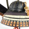 Kabuto de samouraï sur socle (détail 3/4 dos)