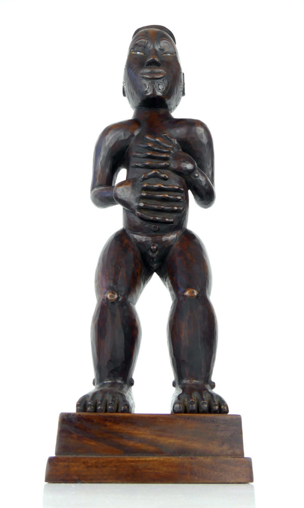 Grande statue maorie Poutokomanawa (dessous)