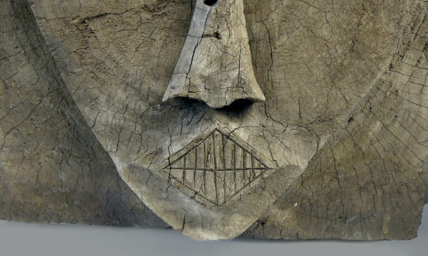 Panneau de cercueil Bahau Dayak (détail visage)