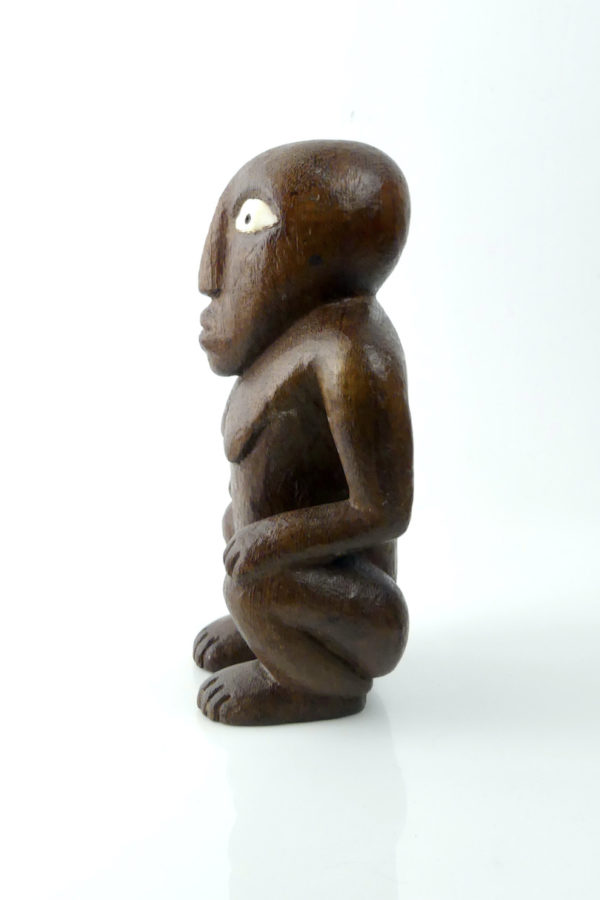 Figure assise des îles Carolines Micronésie Tokobueï (profil)