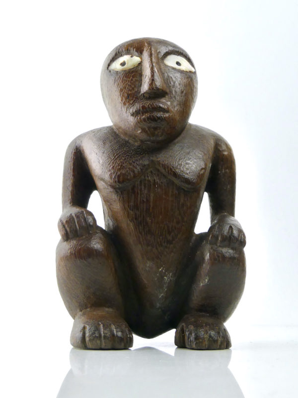 Figure assise des îles Carolines Micronésie Tokobueï (face)