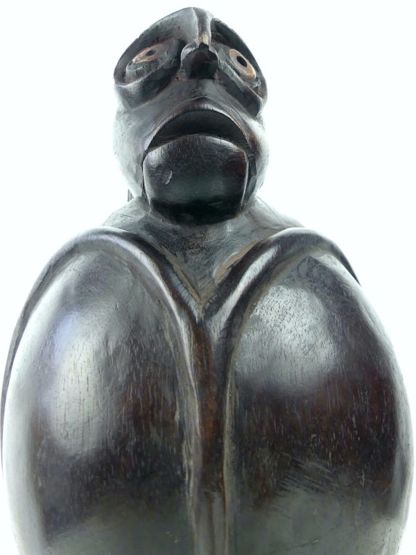 Tahonga Rapa Nui œuf pascuan sur socle (détail)