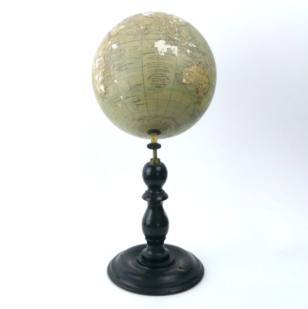 Sphère terrestre de bureau sur pied (face)