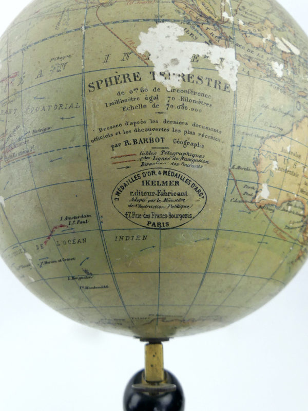 Sphère terrestre de bureau sur pied (détail)