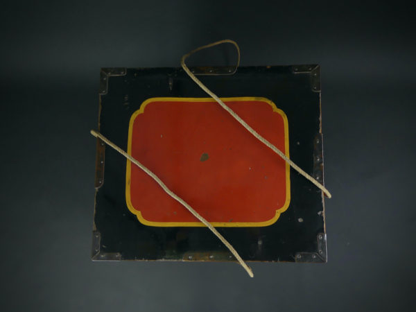 Boîte de transport japonaise en bois laqué (dessus)