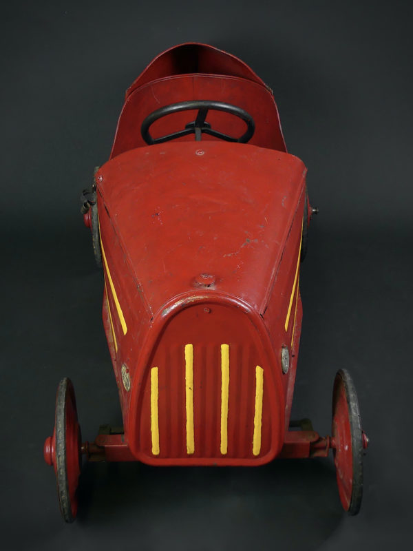 Voiture à pédales Devisix en tôle rouge (face)