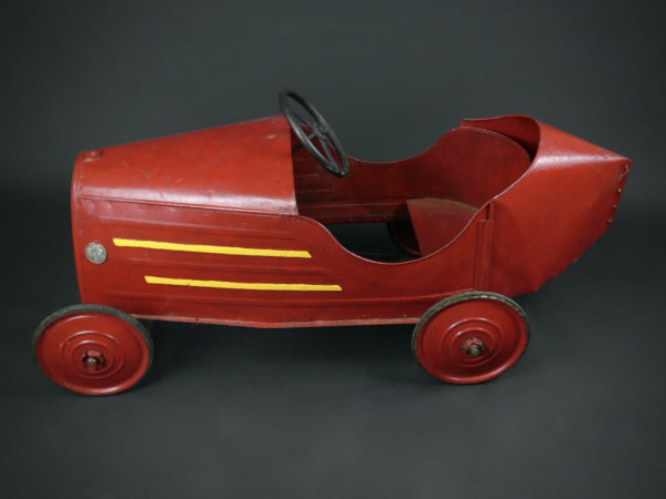 Voiture à pédales Devisix en tôle rouge (profil)