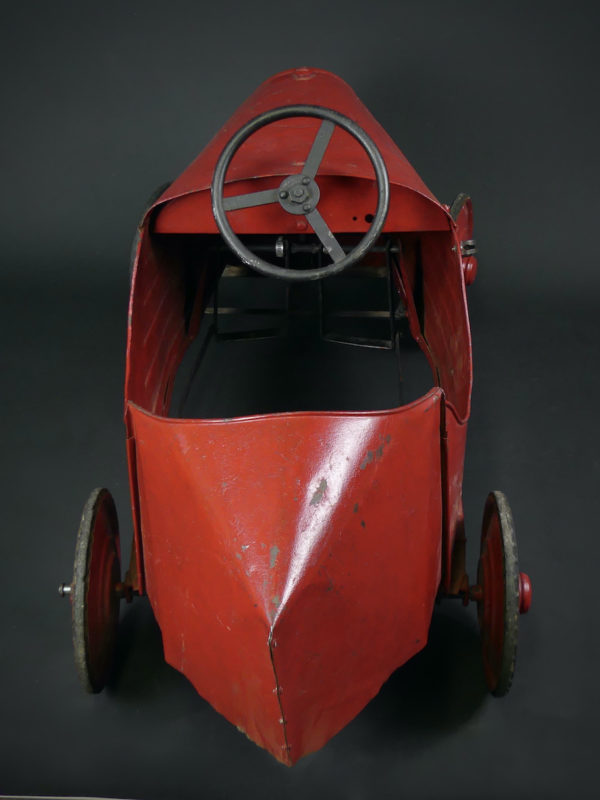 Voiture à pédales Devisix en tôle rouge (dos)