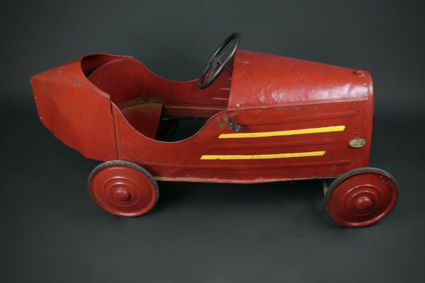 Voiture à pédales Devisix en tôle rouge (profil)