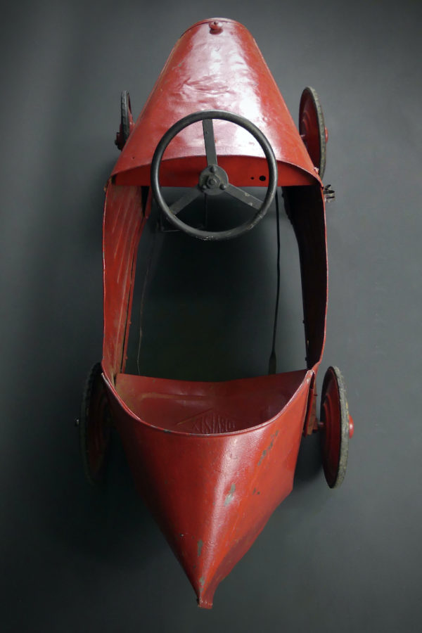 Voiture à pédales Devisix en tôle rouge (dessus)